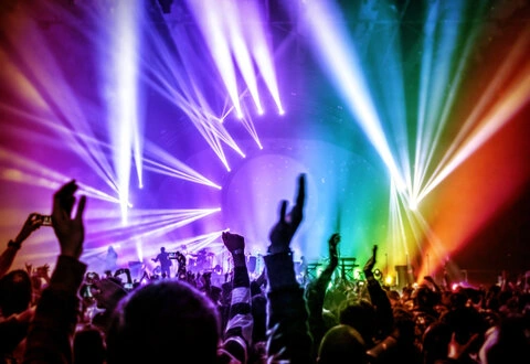 Volle Tanzfläche mit DJ im Hintergrund bei einer Feier