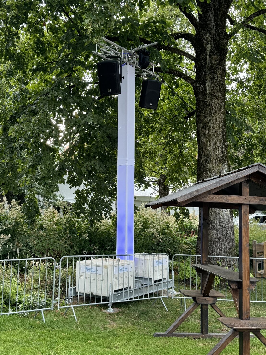 Bühne mit Lautsprechern und Licht in einer Mehrzweckhalle