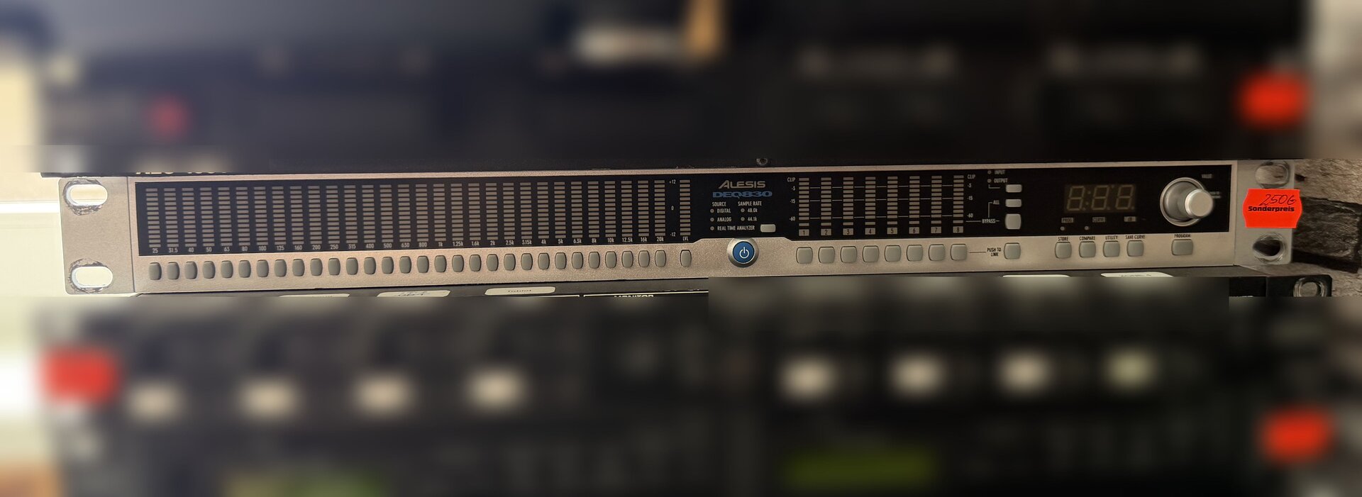 Dies ist ein außergewöhnliches Gerät, das 8 Kanäle mit grafischem 30-Band-EQ, 99 Benutzer-Presets und 50 Vorlagen bietet
