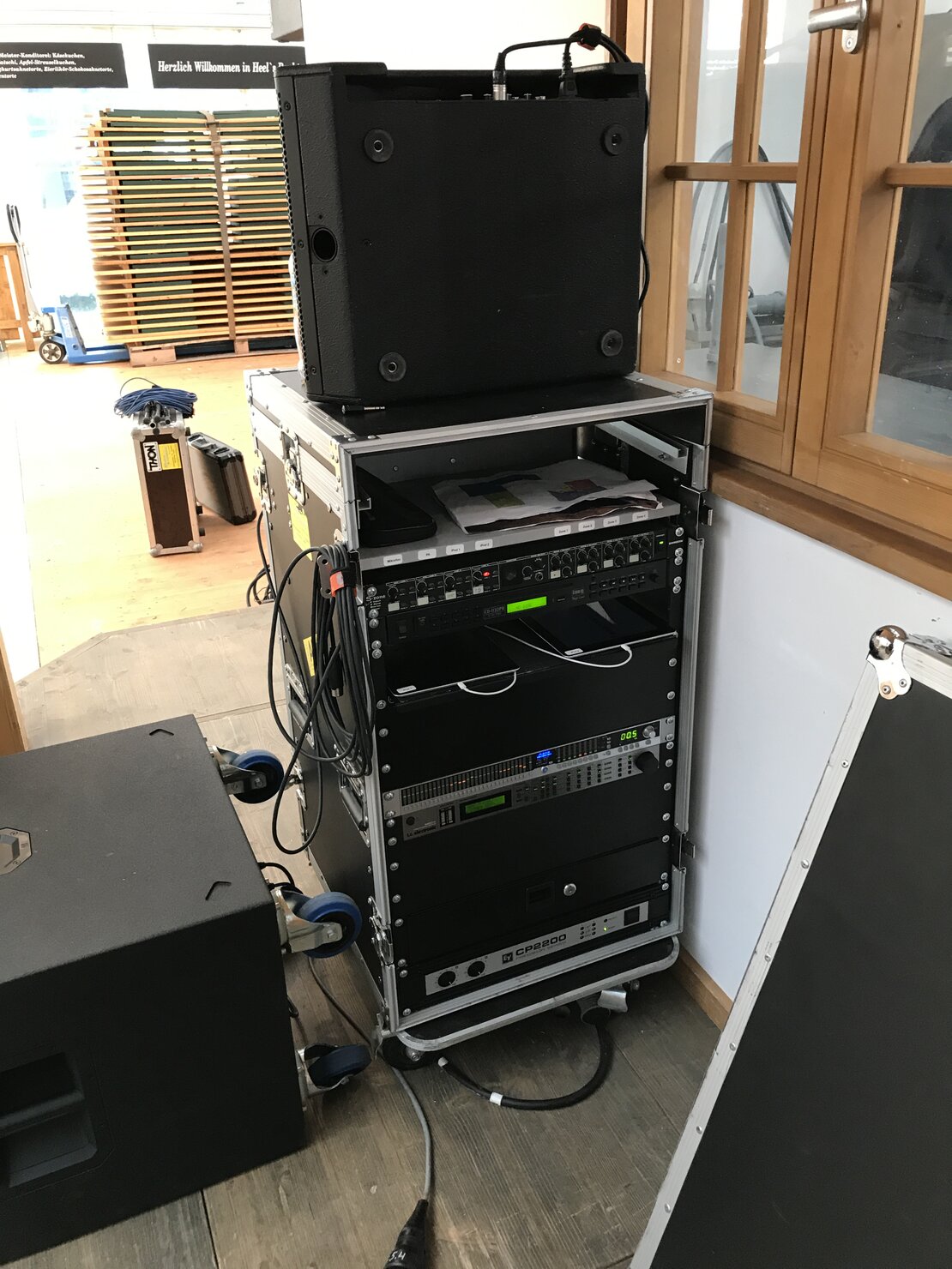 Proberaum mit Mischpult, Lautsprechern und Musikinstrumenten