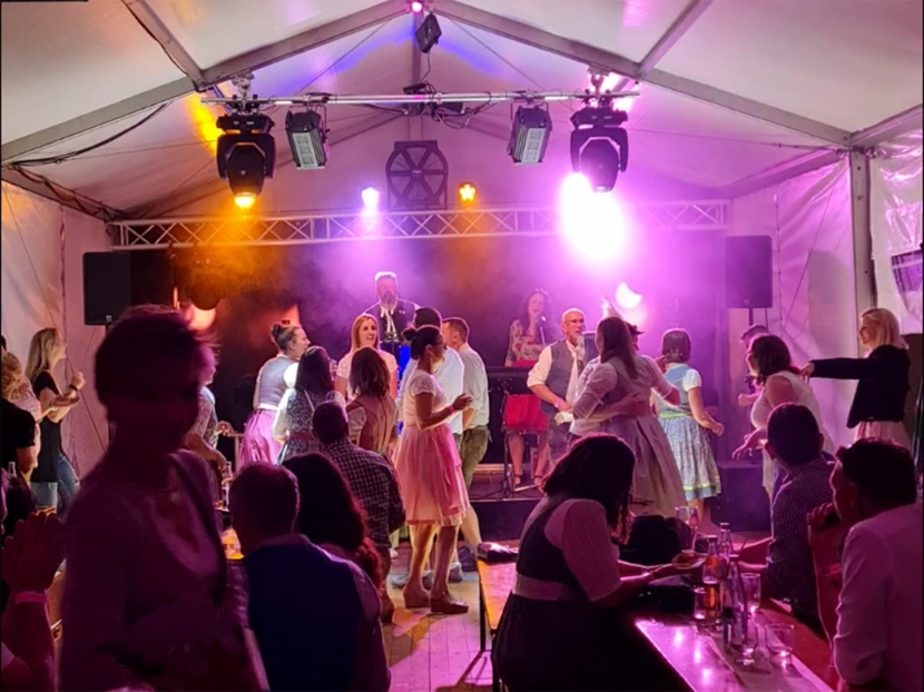 Livemusik mit Licht- und Tontechnik bei einer Firmenfeier