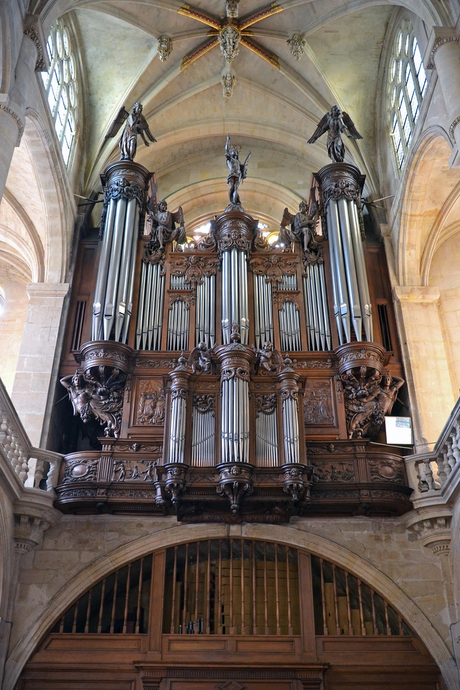 Unauffällige Lautsprecheranlage in einer Kirche