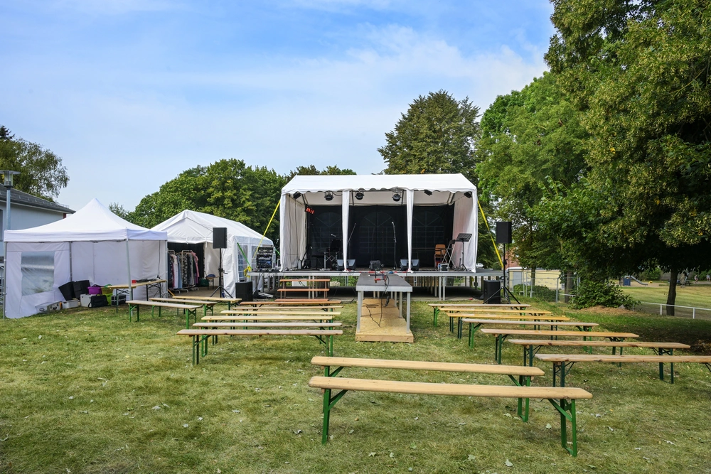 Musikveranstaltung in einem Festzelt mit Lichttechnik