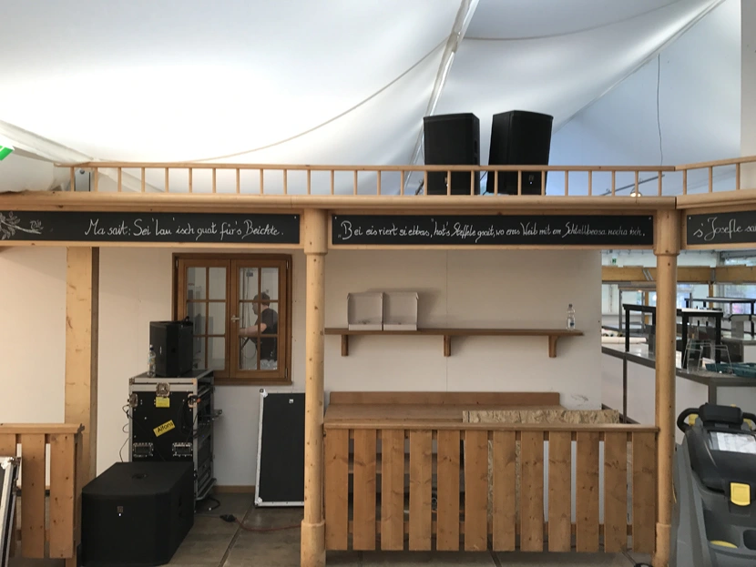 Installation der Lautsprecher über einen längeren Zeitraum im Festzelt