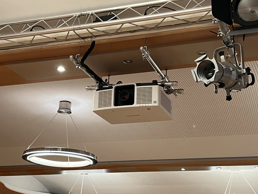 Installation eines Beamers im Gemeindesaal